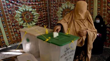 Žena u volební urny v pákistánském městě Tando Alláhjár
