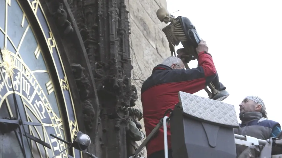 Správce snímá ze Staroměstského orloje sochu Smrtky