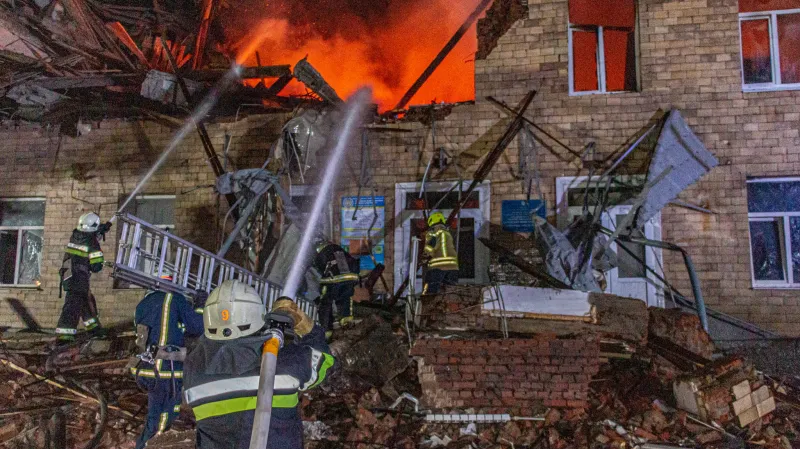 Hasiči likvidují následky ruského útoku v Charkově