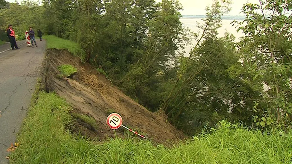 Sesuv na silnici v Dolních Věstonicích