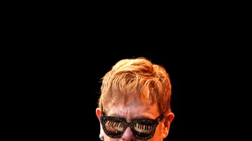 Zpěváku Eltonu Johnovi se v brýlích zrcadlí klávesy. Britský umělec piano proslavil ve světě pop music