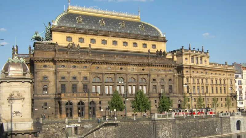 Nejvíce poškozená, západní fasáda Národního divadla