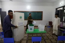Parlamentním volbám v Pákistánu předcházejí bombové útoky i silný tlak armády