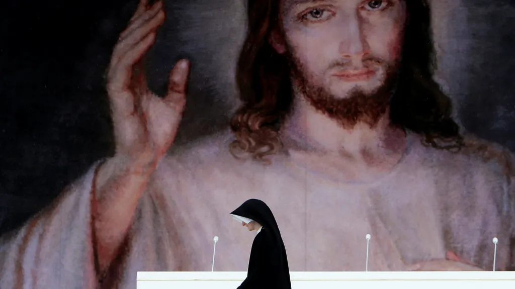 Stovky tisíc věřících dorazily do Polska na Světové dny mládeže, mezi nimi i tato řádová sestra.