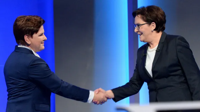 Beata Szydlová (vlevo) a Ewa Kopaczová v předvolební televizní debatě