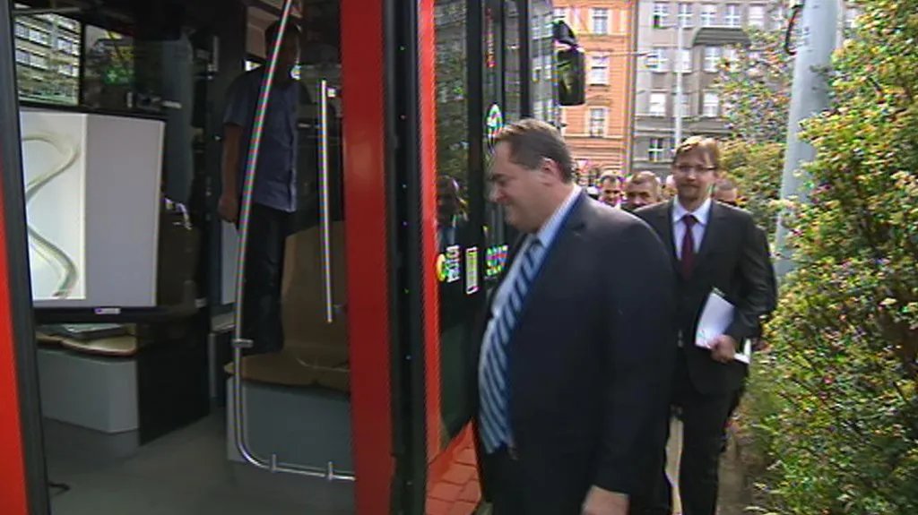 Izraelská delegace nastupuje do tramvaje