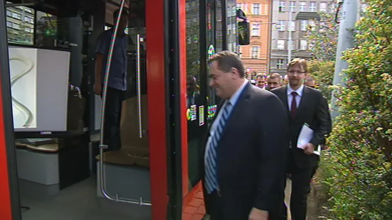 Izraelská delegace nastupuje do tramvaje