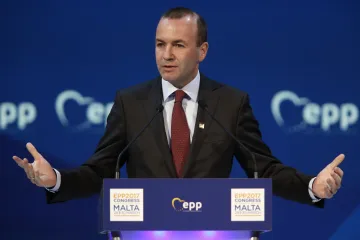 Babiš by měl říct, co komunisté za podporu vlády dostanou, uvedl vlivný europoslanec Weber 