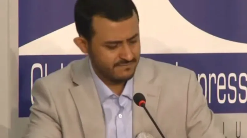 Tisková konference byla narušena házením bot