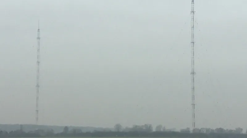 Obě věže sahají do výšky 270 metrů