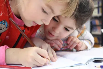 Prvňáků s odkladem přibývá, přesun zápisů na duben podle odborníků nepomáhá