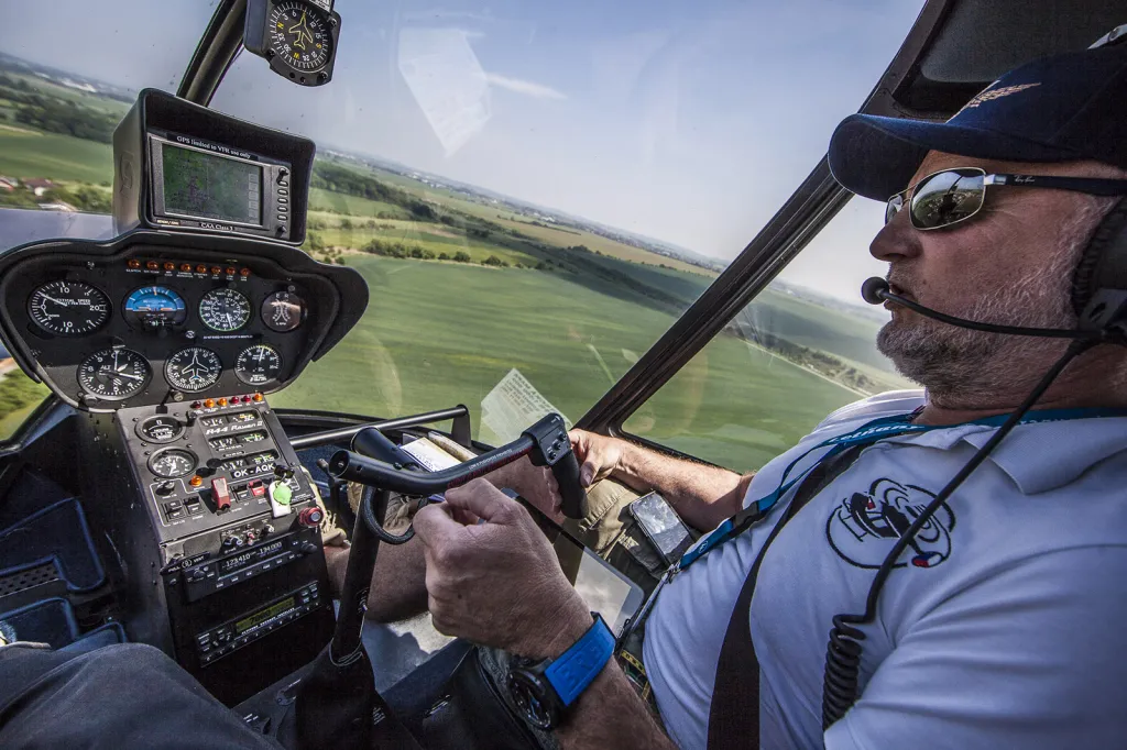 Kokpit. Stroj umí letět rychlostí až 100 km/h. Vyhlídkové lety mají obvykle rychlost kolem 70 km/h. Pro bezpečný let přitom rychlost větru nesmí překročit 60 km/h.