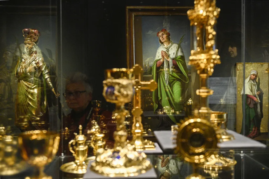 Ludmila proslula vlídností a spravedlností. Patří k patronům země české a je také patronkou vinařů, babiček, matek a křesťanských vychovatelů. Jejími atributy jsou knížecí koruna a závoj nebo šátek