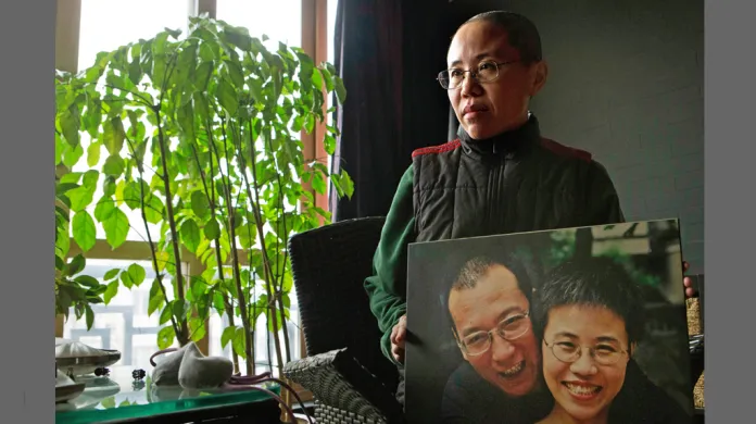 Liou Sia s fotografií svého manžela Lioua Siao-poa