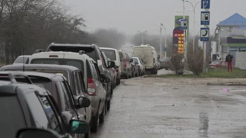 Fronty u čerpacích stanic na Krymu