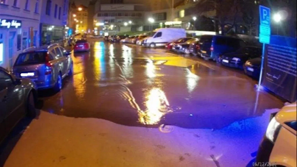 Voda z potrubí zaplavila celou ulici
