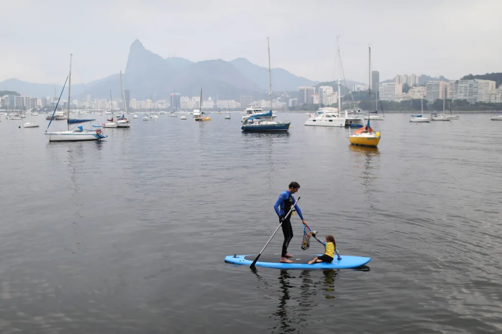Malá ekoložka Nina Gomesová se potápí se svým otcem v zálivu Guanabara v Riu de Janeiro