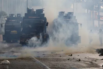 Policie na Srí Lance tvrdě zakročila proti protivládním demonstrantům. Země je na hraně bankrotu