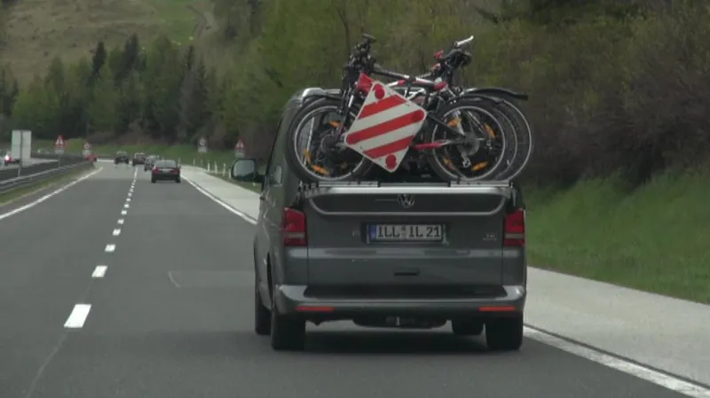 Kola musí být označena pruhovanou tabulí