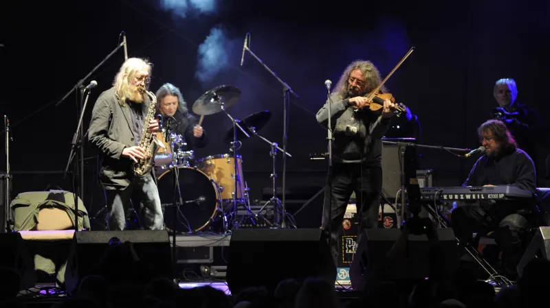 The Plastic People of the Universe vystoupili 27. prosince na bratislavském Náměstí SNP na akci s názvem Drahý Václav - vzpomínkový koncert na počest Václava Havla.