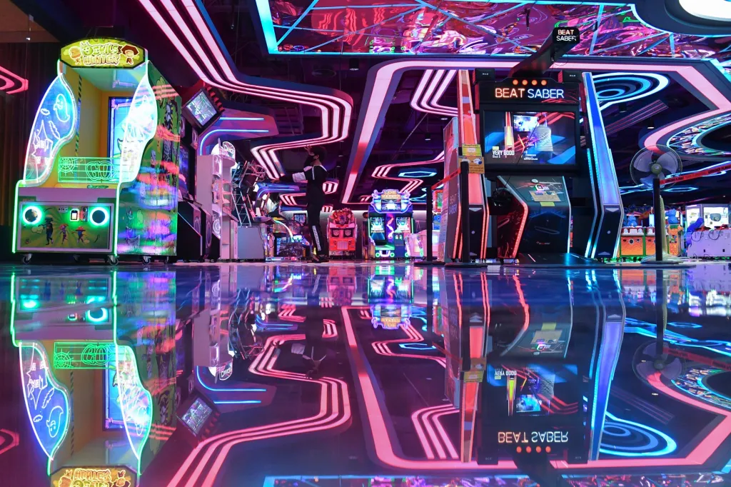 Jediný muž hraje na automatu v megacentru počítačových her v thajském Bangkoku, které vypadá jako opuštěná dekorace ze sci-fi filmu. Město je z důvodu obav z nakažení koronavirem téměř vylidněno