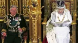 Královna Alžběta II. a princ Charles při tradičním projevu v britském parlamentu