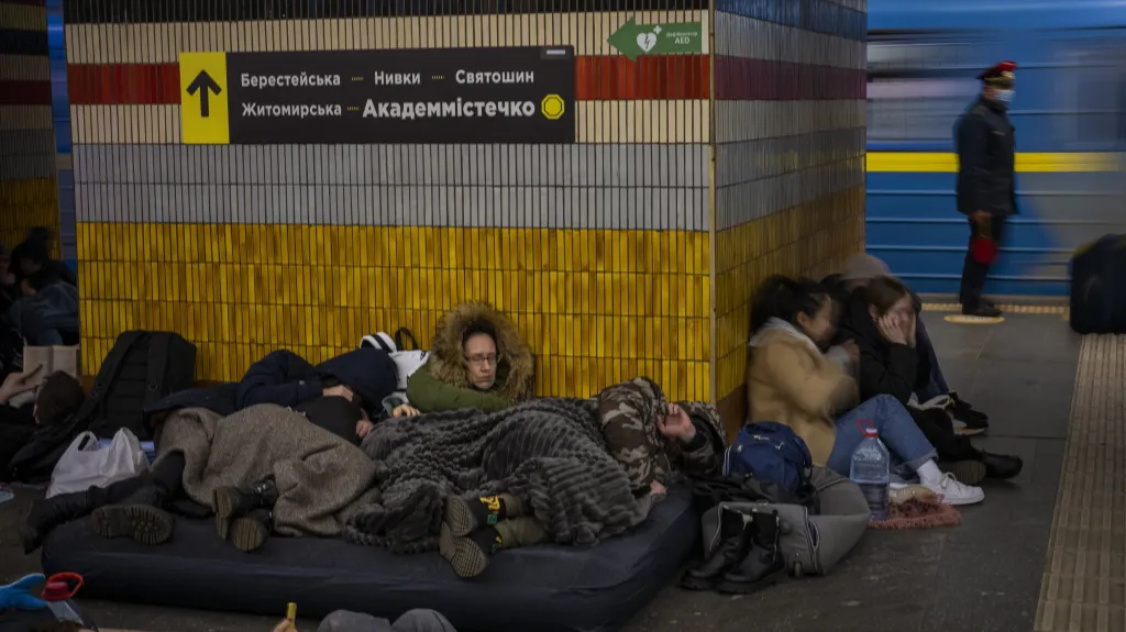 Lidé spí v kyjevském metru, které slouží jako kryt