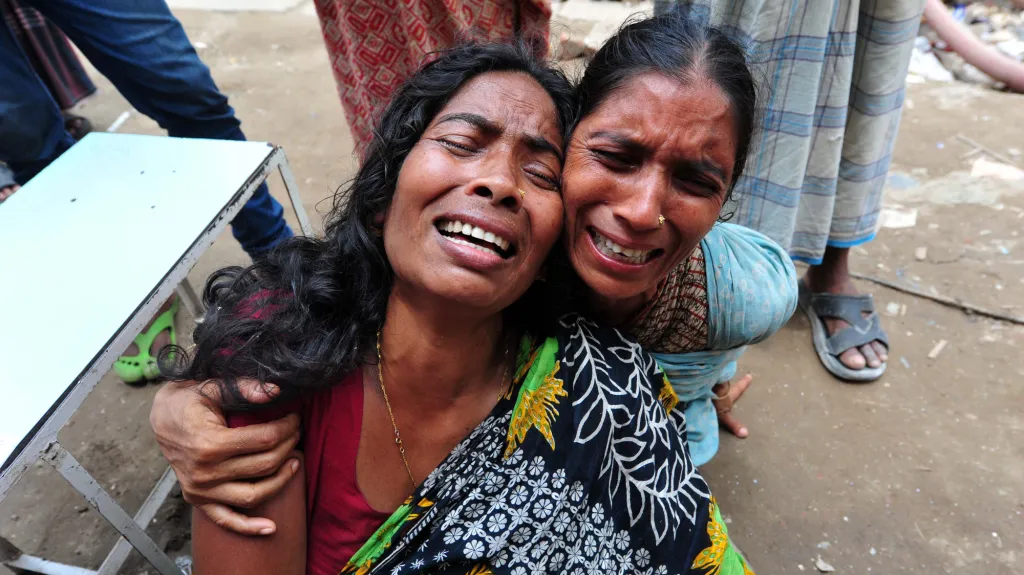 Lidé v Dháce stále čekají, zda záchranáři naleznou jejich příbuzné