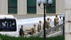 Členové ukrajinské delegace přicházejí do paláce Ciragan v Istanbulu