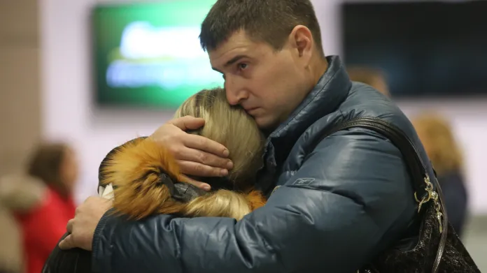 Příbuzní ruských turistů cestujících z Šarm aš-Šajchu poté, co se na petrohradském letišti Pulkovo dozvěděli zprávu o pádu letadla