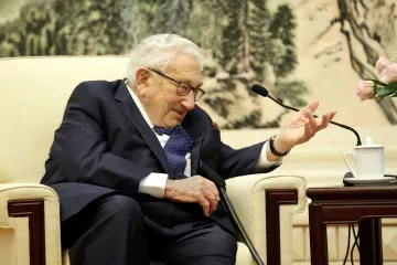 Mistr kyvadlové diplomacie Henry Kissinger slaví sté narozeniny. Svět naučil reálpolitice