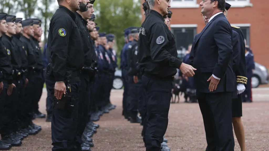 Francois Hollande se během návštěvy Calais setkal s četníky