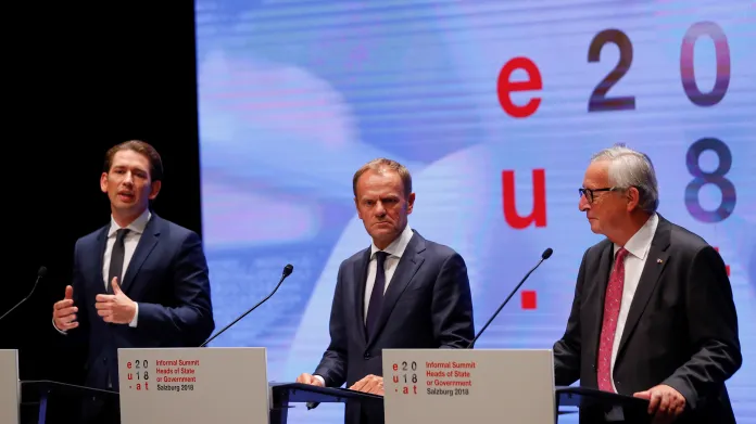 Rakouský kancléř Kurz, šéf Evropské rady Donald Tusk a předseda Evropské komise Jean-Claude Juncker hodnotí výsledky summitu