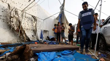 Škody po útoku, který podle Reuters zasáhl stan pro novináře ve městě Gaza (11. srpna 2025)