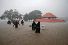 Monzunové deště působí v jižní Asii záplavy a sesuvy půdy. V Indii zemřelo přes sto lidí