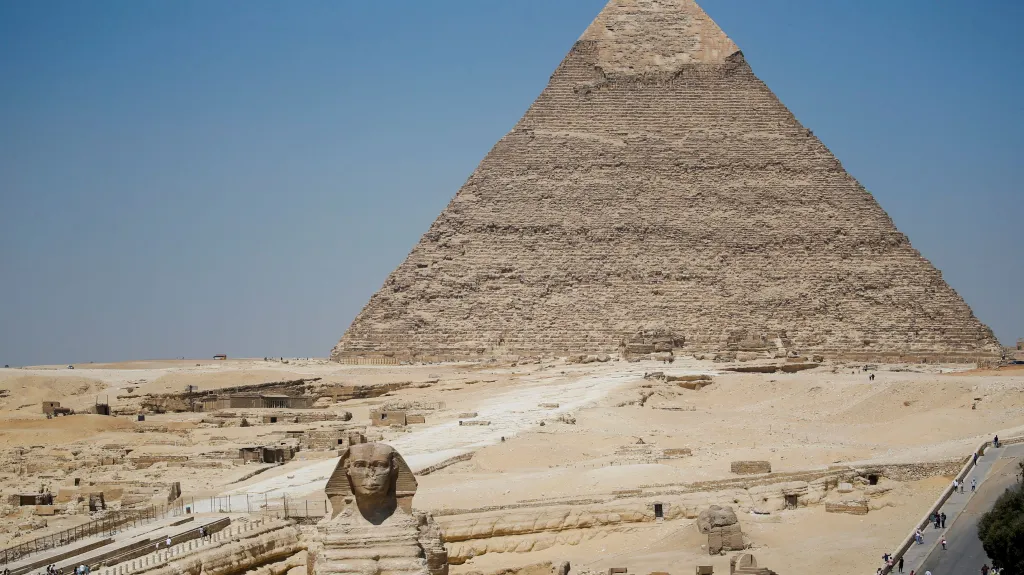 Cheopsova (Chufuova) pyramida a Sfinga v Gíze