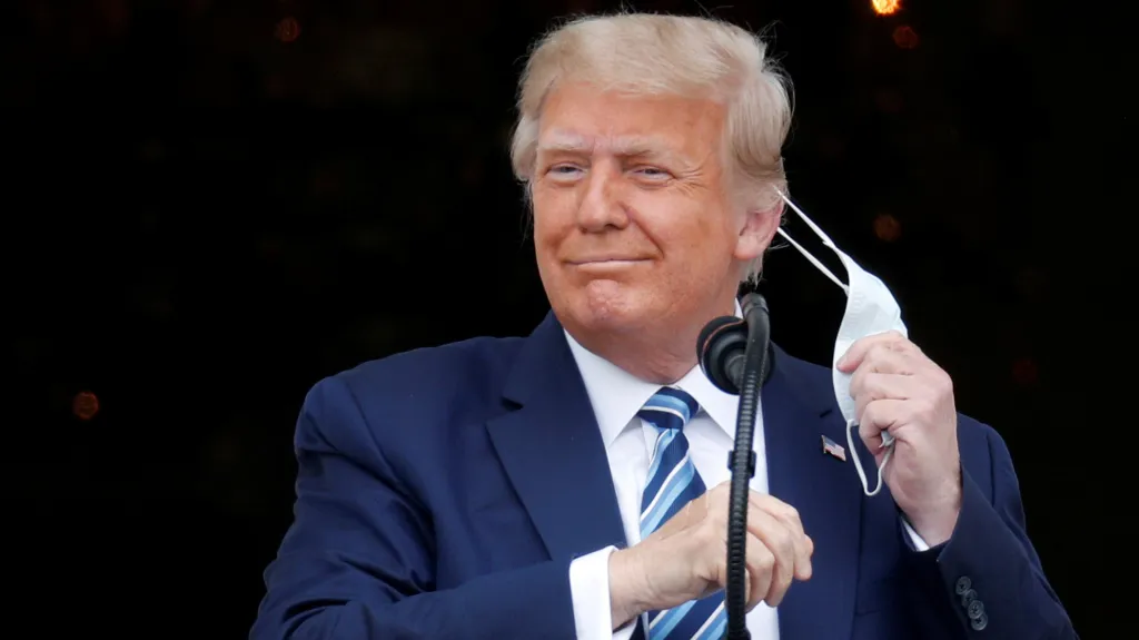 Trump při prvním vystoupení po covidu-19