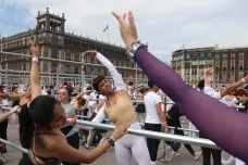 Stovky baletních nadšenců se v mexické metropoli zapojily do hromadné taneční lekce