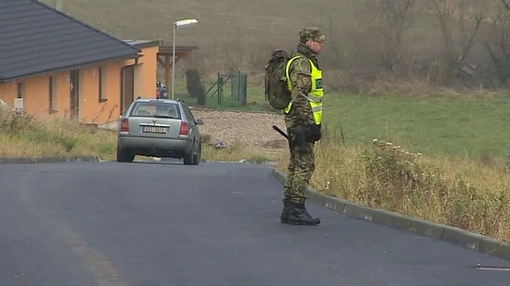 Na okrajích obcí stále hlídkuje policie