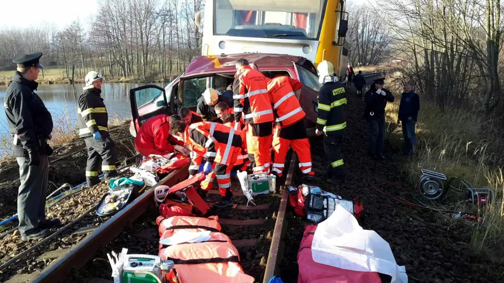 Po srážce s vlakem na Chrudimsku zahynuli v troskách auta tři lidé