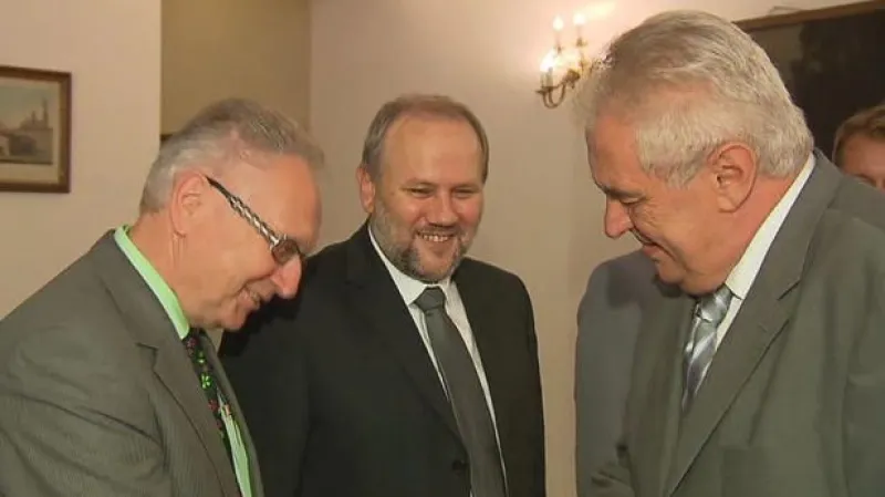 Zeman slíbil, že si materiály prostuduje