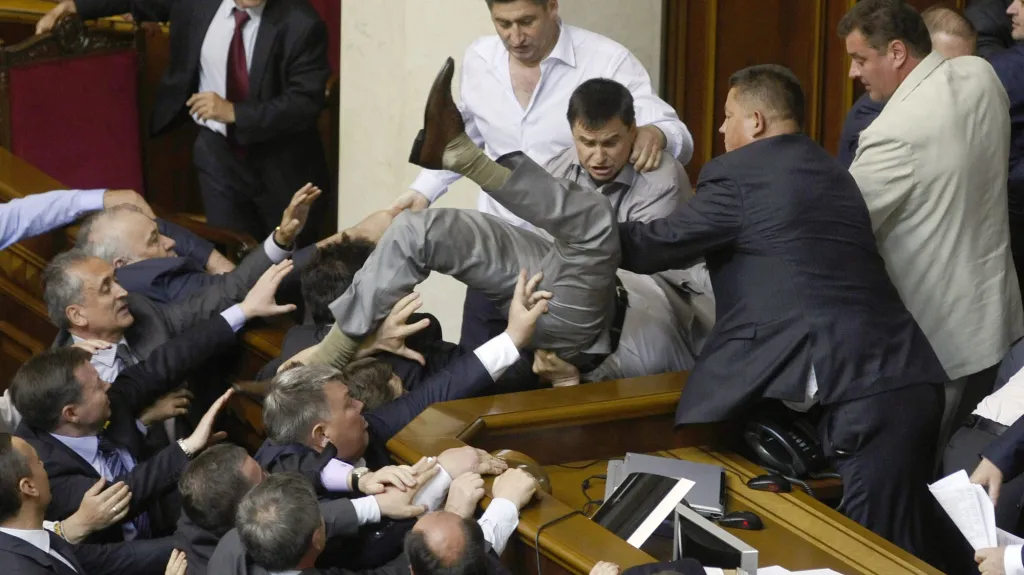Rvačka v ukrajinském parlamentu