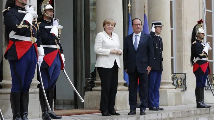 Angela Merkelová a Francois Hollande před Elysejským palácem