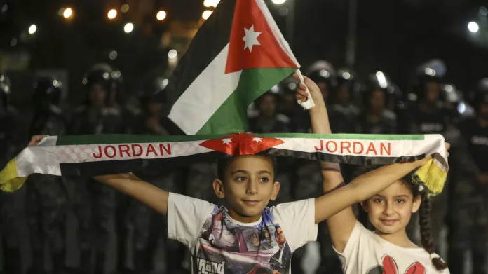 Do ulic v Jordánsku vyšly i děti