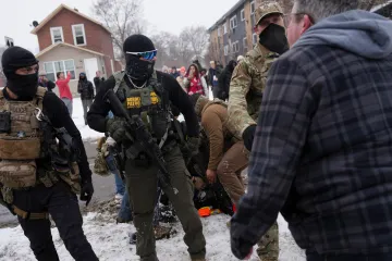 Agenti ICE v Minnesotě zadrželi s otcem pětileté dítě při návratu domů