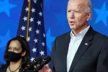 Biden má jistou většinu volitelů. Po vyhlášení kalifornských výsledků mu jich náleží 279