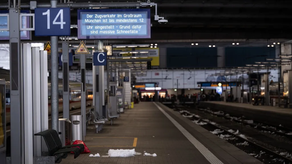 Sněžení zastavilo železniční dopravu v Mnichově a okolí