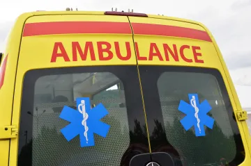 Po srážce sanitky s dodávkou v Ústí nad Labem jsou čtyři zranění