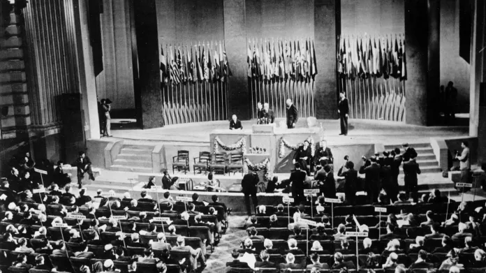 1945: Ustavující konference OSN v San Franciscu