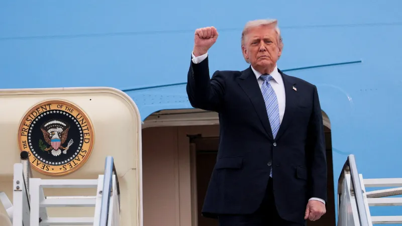 Americký prezident Donald Trump před odletem z Číny